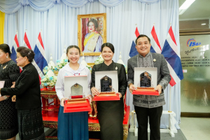 อธิการบดี มรภ.เทพสตรี พร้อมด้วยบุคลากร และนักเรียนโรงเรียนสาธิตฯ เข้ารับมอบเกียรติบัตรและรางวัลเชิดชูเกียรติ ในการประชุมคณะกรมการจังหวัดลพบุรี ประจำเดือนพฤษภาคม พ.ศ. 2569