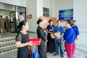 อธิการบดี มรภ.เทพสตรี พร้อมด้วยบุคลากร และนักเรียนโรงเรียนสาธิตฯ เข้ารับมอบเกียรติบัตรและรางวัลเชิดชูเกียรติ ในการประชุมคณะกรมการจังหวัดลพบุรี ประจำเดือนพฤษภาคม พ.ศ. 2569