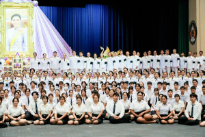 อธิการบดี มรภ.เทพสตรี นำคณะผู้บริหาร คณาจารย์ บุคลากร นักเรียน นักศึกษา ร่วมพิธีถวายพระพรชัยมงคล เนื่องในโอกาสวันเฉลิมพระชนมพรรษา สมเด็จพระนางเจ้าฯ พระบรมราชินี