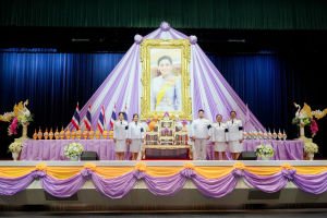 อธิการบดี มรภ.เทพสตรี นำคณะผู้บริหาร คณาจารย์ บุคลากร นักเรียน นักศึกษา ร่วมพิธีถวายพระพรชัยมงคล เนื่องในโอกาสวันเฉลิมพระชนมพรรษา สมเด็จพระนางเจ้าฯ พระบรมราชินี