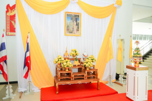 มหาวิทยาลัยราชภัฏเทพสตรี จัดพิธีส่งมอบพุ่มดอกบัวประดิษฐ์พระราชทาน ซึ่งได้รับมอบหมายจากส่วนราชการในพระองค์ ให้แก่ผู้ว่าราชการจังหวัดลพบุรี และผู้ว่าราชการจังหวัดสิงห์บุรี เพื่อเชิญไปถวายสักการะ 'พระศรีมหาโพธิทศมราชบพิตร' เนื่องในวันวิสาขบูชา ประจำปีพุทธศักราช 2569 โดยมีคณะผู้บริหาร บุคลากร และผู้แทนส่วนราชการเข้าร่วมพิธีอย่างพร้อมเพรียง เพื่อร่วมสืบสานพระพุทธศาสนาและน้อมสำนึกในพระมหากรุณาธิคุณแห่งพระบาทสมเด็จพระเจ้าอยู่หัว