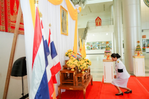 มหาวิทยาลัยราชภัฏเทพสตรี จัดพิธีส่งมอบพุ่มดอกบัวประดิษฐ์พระราชทาน ซึ่งได้รับมอบหมายจากส่วนราชการในพระองค์ ให้แก่ผู้ว่าราชการจังหวัดลพบุรี และผู้ว่าราชการจังหวัดสิงห์บุรี เพื่อเชิญไปถวายสักการะ 'พระศรีมหาโพธิทศมราชบพิตร' เนื่องในวันวิสาขบูชา ประจำปีพุทธศักราช 2569 โดยมีคณะผู้บริหาร บุคลากร และผู้แทนส่วนราชการเข้าร่วมพิธีอย่างพร้อมเพรียง เพื่อร่วมสืบสานพระพุทธศาสนาและน้อมสำนึกในพระมหากรุณาธิคุณแห่งพระบาทสมเด็จพระเจ้าอยู่หัว