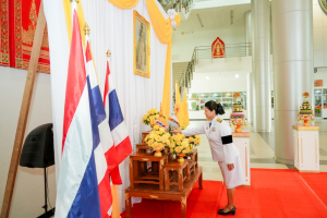 มหาวิทยาลัยราชภัฏเทพสตรี จัดพิธีส่งมอบพุ่มดอกบัวประดิษฐ์พระราชทาน ซึ่งได้รับมอบหมายจากส่วนราชการในพระองค์ ให้แก่ผู้ว่าราชการจังหวัดลพบุรี และผู้ว่าราชการจังหวัดสิงห์บุรี เพื่อเชิญไปถวายสักการะ 'พระศรีมหาโพธิทศมราชบพิตร' เนื่องในวันวิสาขบูชา ประจำปีพุทธศักราช 2569 โดยมีคณะผู้บริหาร บุคลากร และผู้แทนส่วนราชการเข้าร่วมพิธีอย่างพร้อมเพรียง เพื่อร่วมสืบสานพระพุทธศาสนาและน้อมสำนึกในพระมหากรุณาธิคุณแห่งพระบาทสมเด็จพระเจ้าอยู่หัว