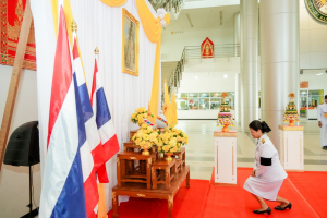 มหาวิทยาลัยราชภัฏเทพสตรี จัดพิธีส่งมอบพุ่มดอกบัวประดิษฐ์พระราชทาน ซึ่งได้รับมอบหมายจากส่วนราชการในพระองค์ ให้แก่ผู้ว่าราชการจังหวัดลพบุรี และผู้ว่าราชการจังหวัดสิงห์บุรี เพื่อเชิญไปถวายสักการะ 'พระศรีมหาโพธิทศมราชบพิตร' เนื่องในวันวิสาขบูชา ประจำปีพุทธศักราช 2569 โดยมีคณะผู้บริหาร บุคลากร และผู้แทนส่วนราชการเข้าร่วมพิธีอย่างพร้อมเพรียง เพื่อร่วมสืบสานพระพุทธศาสนาและน้อมสำนึกในพระมหากรุณาธิคุณแห่งพระบาทสมเด็จพระเจ้าอยู่หัว
