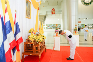 มหาวิทยาลัยราชภัฏเทพสตรี จัดพิธีส่งมอบพุ่มดอกบัวประดิษฐ์พระราชทาน ซึ่งได้รับมอบหมายจากส่วนราชการในพระองค์ ให้แก่ผู้ว่าราชการจังหวัดลพบุรี และผู้ว่าราชการจังหวัดสิงห์บุรี เพื่อเชิญไปถวายสักการะ 'พระศรีมหาโพธิทศมราชบพิตร' เนื่องในวันวิสาขบูชา ประจำปีพุทธศักราช 2569 โดยมีคณะผู้บริหาร บุคลากร และผู้แทนส่วนราชการเข้าร่วมพิธีอย่างพร้อมเพรียง เพื่อร่วมสืบสานพระพุทธศาสนาและน้อมสำนึกในพระมหากรุณาธิคุณแห่งพระบาทสมเด็จพระเจ้าอยู่หัว