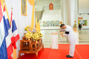 มหาวิทยาลัยราชภัฏเทพสตรี จัดพิธีส่งมอบพุ่มดอกบัวประดิษฐ์พระราชทาน ซึ่งได้รับมอบหมายจากส่วนราชการในพระองค์ ให้แก่ผู้ว่าราชการจังหวัดลพบุรี และผู้ว่าราชการจังหวัดสิงห์บุรี เพื่อเชิญไปถวายสักการะ 'พระศรีมหาโพธิทศมราชบพิตร' เนื่องในวันวิสาขบูชา ประจำปีพุทธศักราช 2569 โดยมีคณะผู้บริหาร บุคลากร และผู้แทนส่วนราชการเข้าร่วมพิธีอย่างพร้อมเพรียง เพื่อร่วมสืบสานพระพุทธศาสนาและน้อมสำนึกในพระมหากรุณาธิคุณแห่งพระบาทสมเด็จพระเจ้าอยู่หัว