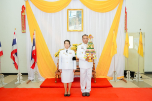 มหาวิทยาลัยราชภัฏเทพสตรี จัดพิธีส่งมอบพุ่มดอกบัวประดิษฐ์พระราชทาน ซึ่งได้รับมอบหมายจากส่วนราชการในพระองค์ ให้แก่ผู้ว่าราชการจังหวัดลพบุรี และผู้ว่าราชการจังหวัดสิงห์บุรี เพื่อเชิญไปถวายสักการะ 'พระศรีมหาโพธิทศมราชบพิตร' เนื่องในวันวิสาขบูชา ประจำปีพุทธศักราช 2569 โดยมีคณะผู้บริหาร บุคลากร และผู้แทนส่วนราชการเข้าร่วมพิธีอย่างพร้อมเพรียง เพื่อร่วมสืบสานพระพุทธศาสนาและน้อมสำนึกในพระมหากรุณาธิคุณแห่งพระบาทสมเด็จพระเจ้าอยู่หัว