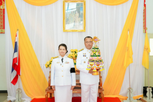 มหาวิทยาลัยราชภัฏเทพสตรี จัดพิธีส่งมอบพุ่มดอกบัวประดิษฐ์พระราชทาน ซึ่งได้รับมอบหมายจากส่วนราชการในพระองค์ ให้แก่ผู้ว่าราชการจังหวัดลพบุรี และผู้ว่าราชการจังหวัดสิงห์บุรี เพื่อเชิญไปถวายสักการะ 'พระศรีมหาโพธิทศมราชบพิตร' เนื่องในวันวิสาขบูชา ประจำปีพุทธศักราช 2569 โดยมีคณะผู้บริหาร บุคลากร และผู้แทนส่วนราชการเข้าร่วมพิธีอย่างพร้อมเพรียง เพื่อร่วมสืบสานพระพุทธศาสนาและน้อมสำนึกในพระมหากรุณาธิคุณแห่งพระบาทสมเด็จพระเจ้าอยู่หัว