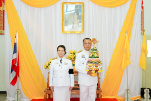 มหาวิทยาลัยราชภัฏเทพสตรี จัดพิธีส่งมอบพุ่มดอกบัวประดิษฐ์พระราชทาน ซึ่งได้รับมอบหมายจากส่วนราชการในพระองค์ ให้แก่ผู้ว่าราชการจังหวัดลพบุรี และผู้ว่าราชการจังหวัดสิงห์บุรี เพื่อเชิญไปถวายสักการะ 'พระศรีมหาโพธิทศมราชบพิตร' เนื่องในวันวิสาขบูชา ประจำปีพุทธศักราช 2569 โดยมีคณะผู้บริหาร บุคลากร และผู้แทนส่วนราชการเข้าร่วมพิธีอย่างพร้อมเพรียง เพื่อร่วมสืบสานพระพุทธศาสนาและน้อมสำนึกในพระมหากรุณาธิคุณแห่งพระบาทสมเด็จพระเจ้าอยู่หัว