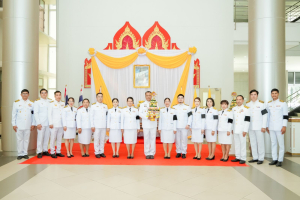 มหาวิทยาลัยราชภัฏเทพสตรี จัดพิธีส่งมอบพุ่มดอกบัวประดิษฐ์พระราชทาน ซึ่งได้รับมอบหมายจากส่วนราชการในพระองค์ ให้แก่ผู้ว่าราชการจังหวัดลพบุรี และผู้ว่าราชการจังหวัดสิงห์บุรี เพื่อเชิญไปถวายสักการะ 'พระศรีมหาโพธิทศมราชบพิตร' เนื่องในวันวิสาขบูชา ประจำปีพุทธศักราช 2569 โดยมีคณะผู้บริหาร บุคลากร และผู้แทนส่วนราชการเข้าร่วมพิธีอย่างพร้อมเพรียง เพื่อร่วมสืบสานพระพุทธศาสนาและน้อมสำนึกในพระมหากรุณาธิคุณแห่งพระบาทสมเด็จพระเจ้าอยู่หัว