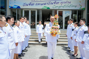 มหาวิทยาลัยราชภัฏเทพสตรี จัดพิธีส่งมอบพุ่มดอกบัวประดิษฐ์พระราชทาน ซึ่งได้รับมอบหมายจากส่วนราชการในพระองค์ ให้แก่ผู้ว่าราชการจังหวัดลพบุรี และผู้ว่าราชการจังหวัดสิงห์บุรี เพื่อเชิญไปถวายสักการะ 'พระศรีมหาโพธิทศมราชบพิตร' เนื่องในวันวิสาขบูชา ประจำปีพุทธศักราช 2569 โดยมีคณะผู้บริหาร บุคลากร และผู้แทนส่วนราชการเข้าร่วมพิธีอย่างพร้อมเพรียง เพื่อร่วมสืบสานพระพุทธศาสนาและน้อมสำนึกในพระมหากรุณาธิคุณแห่งพระบาทสมเด็จพระเจ้าอยู่หัว