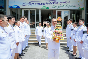 มหาวิทยาลัยราชภัฏเทพสตรี จัดพิธีส่งมอบพุ่มดอกบัวประดิษฐ์พระราชทาน ซึ่งได้รับมอบหมายจากส่วนราชการในพระองค์ ให้แก่ผู้ว่าราชการจังหวัดลพบุรี และผู้ว่าราชการจังหวัดสิงห์บุรี เพื่อเชิญไปถวายสักการะ 'พระศรีมหาโพธิทศมราชบพิตร' เนื่องในวันวิสาขบูชา ประจำปีพุทธศักราช 2569 โดยมีคณะผู้บริหาร บุคลากร และผู้แทนส่วนราชการเข้าร่วมพิธีอย่างพร้อมเพรียง เพื่อร่วมสืบสานพระพุทธศาสนาและน้อมสำนึกในพระมหากรุณาธิคุณแห่งพระบาทสมเด็จพระเจ้าอยู่หัว