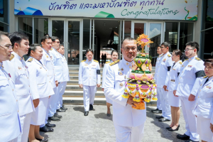 มหาวิทยาลัยราชภัฏเทพสตรี จัดพิธีส่งมอบพุ่มดอกบัวประดิษฐ์พระราชทาน ซึ่งได้รับมอบหมายจากส่วนราชการในพระองค์ ให้แก่ผู้ว่าราชการจังหวัดลพบุรี และผู้ว่าราชการจังหวัดสิงห์บุรี เพื่อเชิญไปถวายสักการะ 'พระศรีมหาโพธิทศมราชบพิตร' เนื่องในวันวิสาขบูชา ประจำปีพุทธศักราช 2569 โดยมีคณะผู้บริหาร บุคลากร และผู้แทนส่วนราชการเข้าร่วมพิธีอย่างพร้อมเพรียง เพื่อร่วมสืบสานพระพุทธศาสนาและน้อมสำนึกในพระมหากรุณาธิคุณแห่งพระบาทสมเด็จพระเจ้าอยู่หัว