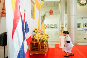 มหาวิทยาลัยราชภัฏเทพสตรี จัดพิธีส่งมอบพุ่มดอกบัวประดิษฐ์พระราชทาน ซึ่งได้รับมอบหมายจากส่วนราชการในพระองค์ ให้แก่ผู้ว่าราชการจังหวัดลพบุรี และผู้ว่าราชการจังหวัดสิงห์บุรี เพื่อเชิญไปถวายสักการะ 'พระศรีมหาโพธิทศมราชบพิตร' เนื่องในวันวิสาขบูชา ประจำปีพุทธศักราช 2569 โดยมีคณะผู้บริหาร บุคลากร และผู้แทนส่วนราชการเข้าร่วมพิธีอย่างพร้อมเพรียง เพื่อร่วมสืบสานพระพุทธศาสนาและน้อมสำนึกในพระมหากรุณาธิคุณแห่งพระบาทสมเด็จพระเจ้าอยู่หัว