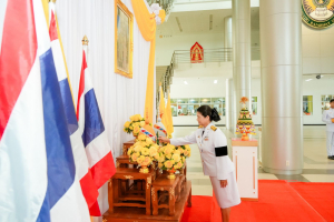 มหาวิทยาลัยราชภัฏเทพสตรี จัดพิธีส่งมอบพุ่มดอกบัวประดิษฐ์พระราชทาน ซึ่งได้รับมอบหมายจากส่วนราชการในพระองค์ ให้แก่ผู้ว่าราชการจังหวัดลพบุรี และผู้ว่าราชการจังหวัดสิงห์บุรี เพื่อเชิญไปถวายสักการะ 'พระศรีมหาโพธิทศมราชบพิตร' เนื่องในวันวิสาขบูชา ประจำปีพุทธศักราช 2569 โดยมีคณะผู้บริหาร บุคลากร และผู้แทนส่วนราชการเข้าร่วมพิธีอย่างพร้อมเพรียง เพื่อร่วมสืบสานพระพุทธศาสนาและน้อมสำนึกในพระมหากรุณาธิคุณแห่งพระบาทสมเด็จพระเจ้าอยู่หัว