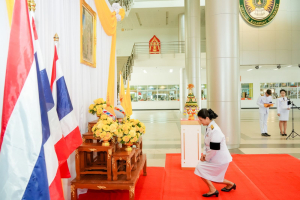 มหาวิทยาลัยราชภัฏเทพสตรี จัดพิธีส่งมอบพุ่มดอกบัวประดิษฐ์พระราชทาน ซึ่งได้รับมอบหมายจากส่วนราชการในพระองค์ ให้แก่ผู้ว่าราชการจังหวัดลพบุรี และผู้ว่าราชการจังหวัดสิงห์บุรี เพื่อเชิญไปถวายสักการะ 'พระศรีมหาโพธิทศมราชบพิตร' เนื่องในวันวิสาขบูชา ประจำปีพุทธศักราช 2569 โดยมีคณะผู้บริหาร บุคลากร และผู้แทนส่วนราชการเข้าร่วมพิธีอย่างพร้อมเพรียง เพื่อร่วมสืบสานพระพุทธศาสนาและน้อมสำนึกในพระมหากรุณาธิคุณแห่งพระบาทสมเด็จพระเจ้าอยู่หัว
