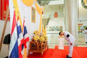 มหาวิทยาลัยราชภัฏเทพสตรี จัดพิธีส่งมอบพุ่มดอกบัวประดิษฐ์พระราชทาน ซึ่งได้รับมอบหมายจากส่วนราชการในพระองค์ ให้แก่ผู้ว่าราชการจังหวัดลพบุรี และผู้ว่าราชการจังหวัดสิงห์บุรี เพื่อเชิญไปถวายสักการะ 'พระศรีมหาโพธิทศมราชบพิตร' เนื่องในวันวิสาขบูชา ประจำปีพุทธศักราช 2569 โดยมีคณะผู้บริหาร บุคลากร และผู้แทนส่วนราชการเข้าร่วมพิธีอย่างพร้อมเพรียง เพื่อร่วมสืบสานพระพุทธศาสนาและน้อมสำนึกในพระมหากรุณาธิคุณแห่งพระบาทสมเด็จพระเจ้าอยู่หัว