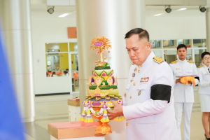 มหาวิทยาลัยราชภัฏเทพสตรี จัดพิธีส่งมอบพุ่มดอกบัวประดิษฐ์พระราชทาน ซึ่งได้รับมอบหมายจากส่วนราชการในพระองค์ ให้แก่ผู้ว่าราชการจังหวัดลพบุรี และผู้ว่าราชการจังหวัดสิงห์บุรี เพื่อเชิญไปถวายสักการะ 'พระศรีมหาโพธิทศมราชบพิตร' เนื่องในวันวิสาขบูชา ประจำปีพุทธศักราช 2569 โดยมีคณะผู้บริหาร บุคลากร และผู้แทนส่วนราชการเข้าร่วมพิธีอย่างพร้อมเพรียง เพื่อร่วมสืบสานพระพุทธศาสนาและน้อมสำนึกในพระมหากรุณาธิคุณแห่งพระบาทสมเด็จพระเจ้าอยู่หัว