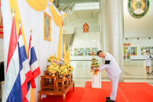 มหาวิทยาลัยราชภัฏเทพสตรี จัดพิธีส่งมอบพุ่มดอกบัวประดิษฐ์พระราชทาน ซึ่งได้รับมอบหมายจากส่วนราชการในพระองค์ ให้แก่ผู้ว่าราชการจังหวัดลพบุรี และผู้ว่าราชการจังหวัดสิงห์บุรี เพื่อเชิญไปถวายสักการะ 'พระศรีมหาโพธิทศมราชบพิตร' เนื่องในวันวิสาขบูชา ประจำปีพุทธศักราช 2569 โดยมีคณะผู้บริหาร บุคลากร และผู้แทนส่วนราชการเข้าร่วมพิธีอย่างพร้อมเพรียง เพื่อร่วมสืบสานพระพุทธศาสนาและน้อมสำนึกในพระมหากรุณาธิคุณแห่งพระบาทสมเด็จพระเจ้าอยู่หัว