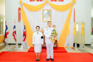 มหาวิทยาลัยราชภัฏเทพสตรี จัดพิธีส่งมอบพุ่มดอกบัวประดิษฐ์พระราชทาน ซึ่งได้รับมอบหมายจากส่วนราชการในพระองค์ ให้แก่ผู้ว่าราชการจังหวัดลพบุรี และผู้ว่าราชการจังหวัดสิงห์บุรี เพื่อเชิญไปถวายสักการะ 'พระศรีมหาโพธิทศมราชบพิตร' เนื่องในวันวิสาขบูชา ประจำปีพุทธศักราช 2569 โดยมีคณะผู้บริหาร บุคลากร และผู้แทนส่วนราชการเข้าร่วมพิธีอย่างพร้อมเพรียง เพื่อร่วมสืบสานพระพุทธศาสนาและน้อมสำนึกในพระมหากรุณาธิคุณแห่งพระบาทสมเด็จพระเจ้าอยู่หัว