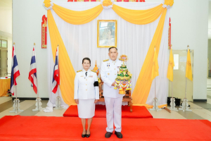 มหาวิทยาลัยราชภัฏเทพสตรี จัดพิธีส่งมอบพุ่มดอกบัวประดิษฐ์พระราชทาน ซึ่งได้รับมอบหมายจากส่วนราชการในพระองค์ ให้แก่ผู้ว่าราชการจังหวัดลพบุรี และผู้ว่าราชการจังหวัดสิงห์บุรี เพื่อเชิญไปถวายสักการะ 'พระศรีมหาโพธิทศมราชบพิตร' เนื่องในวันวิสาขบูชา ประจำปีพุทธศักราช 2569 โดยมีคณะผู้บริหาร บุคลากร และผู้แทนส่วนราชการเข้าร่วมพิธีอย่างพร้อมเพรียง เพื่อร่วมสืบสานพระพุทธศาสนาและน้อมสำนึกในพระมหากรุณาธิคุณแห่งพระบาทสมเด็จพระเจ้าอยู่หัว