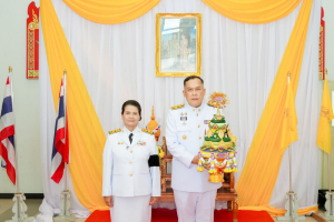 มหาวิทยาลัยราชภัฏเทพสตรี จัดพิธีส่งมอบพุ่มดอกบัวประดิษฐ์พระราชทาน ซึ่งได้รับมอบหมายจากส่วนราชการในพระองค์ ให้แก่ผู้ว่าราชการจังหวัดลพบุรี และผู้ว่าราชการจังหวัดสิงห์บุรี เพื่อเชิญไปถวายสักการะ 'พระศรีมหาโพธิทศมราชบพิตร' เนื่องในวันวิสาขบูชา ประจำปีพุทธศักราช 2569 โดยมีคณะผู้บริหาร บุคลากร และผู้แทนส่วนราชการเข้าร่วมพิธีอย่างพร้อมเพรียง เพื่อร่วมสืบสานพระพุทธศาสนาและน้อมสำนึกในพระมหากรุณาธิคุณแห่งพระบาทสมเด็จพระเจ้าอยู่หัว