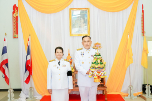 มหาวิทยาลัยราชภัฏเทพสตรี จัดพิธีส่งมอบพุ่มดอกบัวประดิษฐ์พระราชทาน ซึ่งได้รับมอบหมายจากส่วนราชการในพระองค์ ให้แก่ผู้ว่าราชการจังหวัดลพบุรี และผู้ว่าราชการจังหวัดสิงห์บุรี เพื่อเชิญไปถวายสักการะ 'พระศรีมหาโพธิทศมราชบพิตร' เนื่องในวันวิสาขบูชา ประจำปีพุทธศักราช 2569 โดยมีคณะผู้บริหาร บุคลากร และผู้แทนส่วนราชการเข้าร่วมพิธีอย่างพร้อมเพรียง เพื่อร่วมสืบสานพระพุทธศาสนาและน้อมสำนึกในพระมหากรุณาธิคุณแห่งพระบาทสมเด็จพระเจ้าอยู่หัว