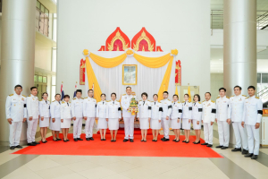 มหาวิทยาลัยราชภัฏเทพสตรี จัดพิธีส่งมอบพุ่มดอกบัวประดิษฐ์พระราชทาน ซึ่งได้รับมอบหมายจากส่วนราชการในพระองค์ ให้แก่ผู้ว่าราชการจังหวัดลพบุรี และผู้ว่าราชการจังหวัดสิงห์บุรี เพื่อเชิญไปถวายสักการะ 'พระศรีมหาโพธิทศมราชบพิตร' เนื่องในวันวิสาขบูชา ประจำปีพุทธศักราช 2569 โดยมีคณะผู้บริหาร บุคลากร และผู้แทนส่วนราชการเข้าร่วมพิธีอย่างพร้อมเพรียง เพื่อร่วมสืบสานพระพุทธศาสนาและน้อมสำนึกในพระมหากรุณาธิคุณแห่งพระบาทสมเด็จพระเจ้าอยู่หัว
