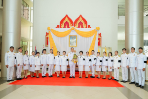 มหาวิทยาลัยราชภัฏเทพสตรี จัดพิธีส่งมอบพุ่มดอกบัวประดิษฐ์พระราชทาน ซึ่งได้รับมอบหมายจากส่วนราชการในพระองค์ ให้แก่ผู้ว่าราชการจังหวัดลพบุรี และผู้ว่าราชการจังหวัดสิงห์บุรี เพื่อเชิญไปถวายสักการะ 'พระศรีมหาโพธิทศมราชบพิตร' เนื่องในวันวิสาขบูชา ประจำปีพุทธศักราช 2569 โดยมีคณะผู้บริหาร บุคลากร และผู้แทนส่วนราชการเข้าร่วมพิธีอย่างพร้อมเพรียง เพื่อร่วมสืบสานพระพุทธศาสนาและน้อมสำนึกในพระมหากรุณาธิคุณแห่งพระบาทสมเด็จพระเจ้าอยู่หัว