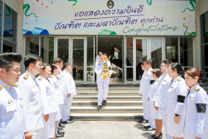 มหาวิทยาลัยราชภัฏเทพสตรี จัดพิธีส่งมอบพุ่มดอกบัวประดิษฐ์พระราชทาน ซึ่งได้รับมอบหมายจากส่วนราชการในพระองค์ ให้แก่ผู้ว่าราชการจังหวัดลพบุรี และผู้ว่าราชการจังหวัดสิงห์บุรี เพื่อเชิญไปถวายสักการะ 'พระศรีมหาโพธิทศมราชบพิตร' เนื่องในวันวิสาขบูชา ประจำปีพุทธศักราช 2569 โดยมีคณะผู้บริหาร บุคลากร และผู้แทนส่วนราชการเข้าร่วมพิธีอย่างพร้อมเพรียง เพื่อร่วมสืบสานพระพุทธศาสนาและน้อมสำนึกในพระมหากรุณาธิคุณแห่งพระบาทสมเด็จพระเจ้าอยู่หัว