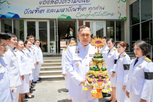 มหาวิทยาลัยราชภัฏเทพสตรี จัดพิธีส่งมอบพุ่มดอกบัวประดิษฐ์พระราชทาน ซึ่งได้รับมอบหมายจากส่วนราชการในพระองค์ ให้แก่ผู้ว่าราชการจังหวัดลพบุรี และผู้ว่าราชการจังหวัดสิงห์บุรี เพื่อเชิญไปถวายสักการะ 'พระศรีมหาโพธิทศมราชบพิตร' เนื่องในวันวิสาขบูชา ประจำปีพุทธศักราช 2569 โดยมีคณะผู้บริหาร บุคลากร และผู้แทนส่วนราชการเข้าร่วมพิธีอย่างพร้อมเพรียง เพื่อร่วมสืบสานพระพุทธศาสนาและน้อมสำนึกในพระมหากรุณาธิคุณแห่งพระบาทสมเด็จพระเจ้าอยู่หัว