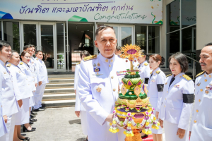 มหาวิทยาลัยราชภัฏเทพสตรี จัดพิธีส่งมอบพุ่มดอกบัวประดิษฐ์พระราชทาน ซึ่งได้รับมอบหมายจากส่วนราชการในพระองค์ ให้แก่ผู้ว่าราชการจังหวัดลพบุรี และผู้ว่าราชการจังหวัดสิงห์บุรี เพื่อเชิญไปถวายสักการะ 'พระศรีมหาโพธิทศมราชบพิตร' เนื่องในวันวิสาขบูชา ประจำปีพุทธศักราช 2569 โดยมีคณะผู้บริหาร บุคลากร และผู้แทนส่วนราชการเข้าร่วมพิธีอย่างพร้อมเพรียง เพื่อร่วมสืบสานพระพุทธศาสนาและน้อมสำนึกในพระมหากรุณาธิคุณแห่งพระบาทสมเด็จพระเจ้าอยู่หัว