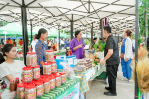 มรภ.เทพสตรี ร่วมพิธีเปิดงานตลาดนัดเกษตรกรสัญจร (Farmer Market) จ.ลพบุรี ครั้งที่ 2