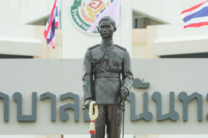 มรภ.เทพสตรี ร่วมพิธีวางพวงมาลาถวายราชสักการะวันคล้ายวันสวรรคต พระบาทสมเด็จพระปรเมนทรมหาอานันทมหิดล พระอัฐมรามาธิบดินทร