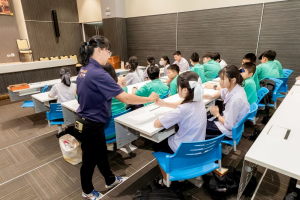 สำนักวิทยบริการฯ มรภ.เทพสตรี ร่วมกับ รร.สาธิต มรภ.เทพสตรี จัดกิจกรรมสาธิตการทำสมุดเย็บเล่มแบบจีน ส่งเสริมการเรียนรู้ควบคู่การใช้ทรัพยากรอย่างคุ้มค่า