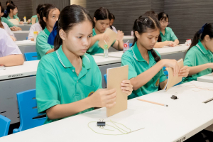 สำนักวิทยบริการฯ มรภ.เทพสตรี ร่วมกับ รร.สาธิต มรภ.เทพสตรี จัดกิจกรรมสาธิตการทำสมุดเย็บเล่มแบบจีน ส่งเสริมการเรียนรู้ควบคู่การใช้ทรัพยากรอย่างคุ้มค่า
