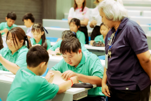 สำนักวิทยบริการฯ มรภ.เทพสตรี ร่วมกับ รร.สาธิต มรภ.เทพสตรี จัดกิจกรรมสาธิตการทำสมุดเย็บเล่มแบบจีน ส่งเสริมการเรียนรู้ควบคู่การใช้ทรัพยากรอย่างคุ้มค่า