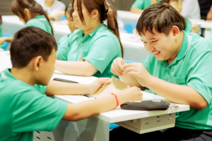สำนักวิทยบริการฯ มรภ.เทพสตรี ร่วมกับ รร.สาธิต มรภ.เทพสตรี จัดกิจกรรมสาธิตการทำสมุดเย็บเล่มแบบจีน ส่งเสริมการเรียนรู้ควบคู่การใช้ทรัพยากรอย่างคุ้มค่า