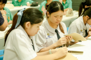 สำนักวิทยบริการฯ มรภ.เทพสตรี ร่วมกับ รร.สาธิต มรภ.เทพสตรี จัดกิจกรรมสาธิตการทำสมุดเย็บเล่มแบบจีน ส่งเสริมการเรียนรู้ควบคู่การใช้ทรัพยากรอย่างคุ้มค่า