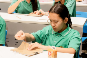 สำนักวิทยบริการฯ มรภ.เทพสตรี ร่วมกับ รร.สาธิต มรภ.เทพสตรี จัดกิจกรรมสาธิตการทำสมุดเย็บเล่มแบบจีน ส่งเสริมการเรียนรู้ควบคู่การใช้ทรัพยากรอย่างคุ้มค่า