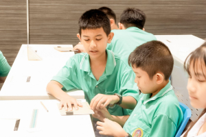 สำนักวิทยบริการฯ มรภ.เทพสตรี ร่วมกับ รร.สาธิต มรภ.เทพสตรี จัดกิจกรรมสาธิตการทำสมุดเย็บเล่มแบบจีน ส่งเสริมการเรียนรู้ควบคู่การใช้ทรัพยากรอย่างคุ้มค่า