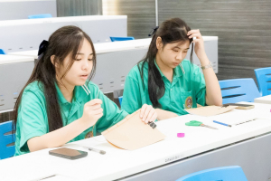 สำนักวิทยบริการฯ มรภ.เทพสตรี ร่วมกับ รร.สาธิต มรภ.เทพสตรี จัดกิจกรรมสาธิตการทำสมุดเย็บเล่มแบบจีน ส่งเสริมการเรียนรู้ควบคู่การใช้ทรัพยากรอย่างคุ้มค่า