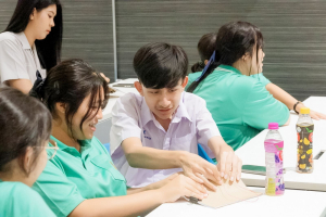 สำนักวิทยบริการฯ มรภ.เทพสตรี ร่วมกับ รร.สาธิต มรภ.เทพสตรี จัดกิจกรรมสาธิตการทำสมุดเย็บเล่มแบบจีน ส่งเสริมการเรียนรู้ควบคู่การใช้ทรัพยากรอย่างคุ้มค่า
