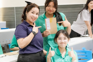สำนักวิทยบริการฯ มรภ.เทพสตรี ร่วมกับ รร.สาธิต มรภ.เทพสตรี จัดกิจกรรมสาธิตการทำสมุดเย็บเล่มแบบจีน ส่งเสริมการเรียนรู้ควบคู่การใช้ทรัพยากรอย่างคุ้มค่า