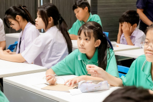 สำนักวิทยบริการฯ มรภ.เทพสตรี ร่วมกับ รร.สาธิต มรภ.เทพสตรี จัดกิจกรรมสาธิตการทำสมุดเย็บเล่มแบบจีน ส่งเสริมการเรียนรู้ควบคู่การใช้ทรัพยากรอย่างคุ้มค่า