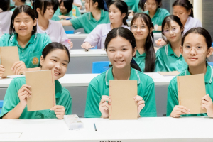 สำนักวิทยบริการฯ มรภ.เทพสตรี ร่วมกับ รร.สาธิต มรภ.เทพสตรี จัดกิจกรรมสาธิตการทำสมุดเย็บเล่มแบบจีน ส่งเสริมการเรียนรู้ควบคู่การใช้ทรัพยากรอย่างคุ้มค่า