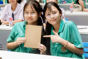 สำนักวิทยบริการฯ มรภ.เทพสตรี ร่วมกับ รร.สาธิต มรภ.เทพสตรี จัดกิจกรรมสาธิตการทำสมุดเย็บเล่มแบบจีน ส่งเสริมการเรียนรู้ควบคู่การใช้ทรัพยากรอย่างคุ้มค่า