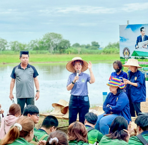 ศูนย์ส่งเสริมการจัดการศึกษาตามพระบรมราโชบาย สบจ. มรภ.เทพสตรี จัดโครงการสานต่อศาสตร์พระราชา นำนักศึกษาปี 1 เรียนรู้เศรษฐกิจพอเพียง ลงมือปฏิบัติจริงมุ่งใช้ชีวิตอย่างมีสุข