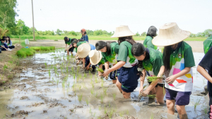 อธิการบดี นำทีมผู้บริหาร มรภ.เทพสตรี ลงพื้นที่ให้กำลังใจนักศึกษาใหม่ ร่วมสืบสานศาสตร์พระราชา สู่การประยุกต์ใช้ในชีวิตจริง