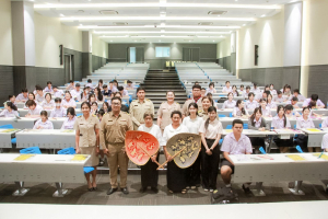 โรงเรียนสาธิต มรภ.เทพสตรี จัดโครงการ กินลม ชมเพลินกับลพบุรีศึกษา สืบสานภูมิปัญญาการทำพัดจักสานสู่นักเรียน